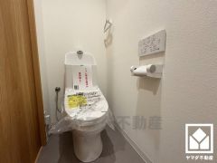 明るく清潔感溢れるトイレです。