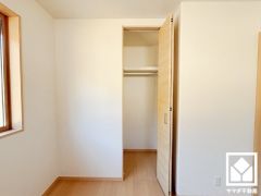 クローゼットは奥行きがあるので、収納力も申し分ありません。