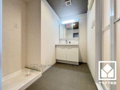 小さなお子様のお風呂上りもこのスペースがあればゆったりとして頂けます。室内洗濯機置場がございますので、天候に左右されず洗濯していただけます。