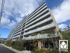 洗練された外観デザインが、住まう誇りを演出。2023年10月建築。都会に調和する美しい佇まいの築浅マンション。大切なペットと一緒に暮らせる住まいです（規約制限有）。