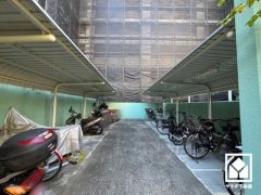 屋根付き駐輪場・バイク置場なので、雨や風、直射日光からお乗り物を守ることができます。駐輪場は月額100円。バイク置場は月額300円。