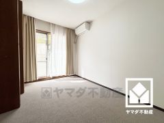 洋室は防音性、保温性に優れたカーペット敷き詰め。防滑性、クッション性も高く、お子様やご高齢の方も安全にお住まいいただけます。