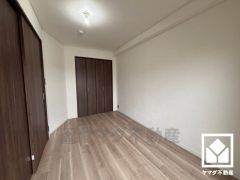 約5.6帖の洋室です。全居室フローリングでお掃除ラクラクです。