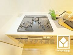 毎日の料理がもっとスムーズに。便利な3口コンロ付きキッチン。