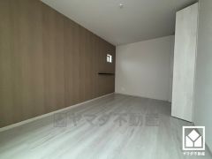 約7.5帖の洋室です。アクセントクロスを取り入れたデザイン性の高い洋室で、リラックスしたひとときを過ごせます。