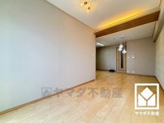 家族全員がリラックスできる、広々とした快適リビングで温かい団らんの時間を