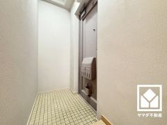 白を基調とした明るい玄関で、毎日を爽やかにスタート。広々とした開放感と清潔感あふれる空間が、訪れる人々を温かく迎えます。