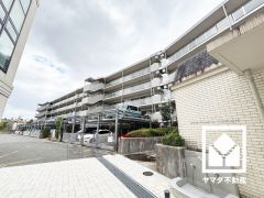 「コープ甲陽園」まで徒歩11分、「ファミリーマート甲陽園駅前」まで徒歩14分など、お買い物施設が徒歩圏内に複数あり便利な住環境です。