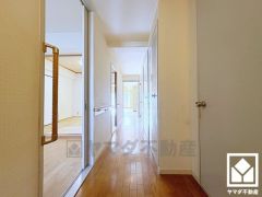 シンプルで洗練された玄関スペース。帰るたびにホッとできる、心地よい住まいの入り口。