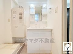 収納付きでスッキリお使い頂ける洗面台です。洗面ボウルが広めなので、忙しい朝でも身支度がしやすく時短になります。