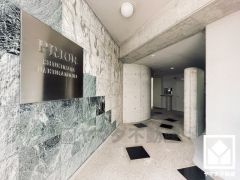 上質な素材と洗練されたデザインが織りなすエントランス。住まう人の誇りを感じさせる、優雅な迎えの空間。