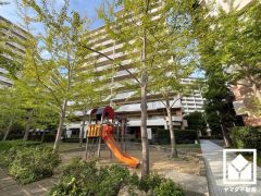 「コープマリナパーク」まで徒歩6分、「セブンイレブン西宮マリナパーク店」まで徒歩9分など、お買い物施設が徒歩圏内に複数あり便利な住環境です。