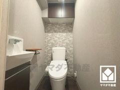 明るく清潔感溢れるトイレです。温水洗浄便座付きで、季節を問わずいつでも温かい便座をお使いいただけます。手洗いが別になっているので、衛生的に使えます。