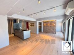 無垢材フローリングのリビング。壁面にはアトリエモクバの一枚板の飾り棚も設置。おしゃれなインテリアが映えるリビングで、リラックスしたひとときを過ごせます。