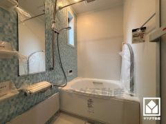 1日の疲れを癒す浴室でゆったりリフレッシュ。小窓が付いているので、こもりがちな湿気もすぐ取り除くことができます。