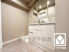 小さなお子様のお風呂上りもこのスペースがあればゆったりとして頂けます。室内洗濯機置場がございますので、天候に左右されず洗濯していただけます。