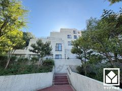 六甲山ふもとの閑静な邸宅街に建つマンション。緑豊かな環境で、四季折々の自然を感じながらお過ごしいただけます。