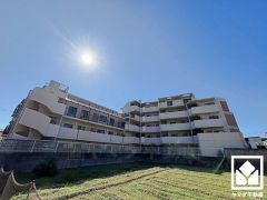 陽光に映える美しい外観。街並みに馴染みながらも、ひときわ目を引く存在感。