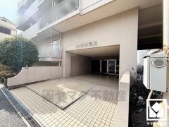 広々とした明るいエントランス。綺麗に整備されており、帰宅時や来客時にも気持ちの良い空間です。