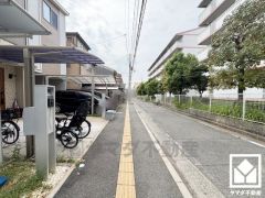 カーポート付き駐車スペース完備。雨の日の乗り降りがぐっと楽になります。並列2台分のスペースがございます。来客時にも便利です。（カーポートは1台分。駐車台数は車種によります）