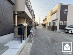 宅配ボックスも完備しています。留守でも安心、荷物の受け取りをスムーズに。