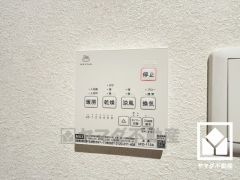 浴室暖房乾燥機付き。真冬の寒い浴室を暖かく、また雨の日の洗濯物の乾燥にと多用途に活躍する機能です。