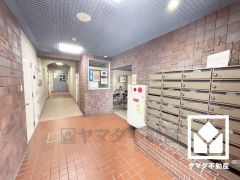 広々としたロビーには集合ポストが備わっています。ダイヤル錠付きなので安心です。