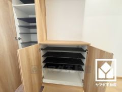 玄関にはシューズボックスを完備。家族の靴もしっかり収納できるので、玄関がいつも片付き、気持ちよくお客様を迎えられます。