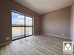 約6帖の3階洋室です。大きな窓からは明るい光が降り注ぎます。柔らかな光が差し込むお部屋で、快適で落ち着いた生活をお送りいただけます。