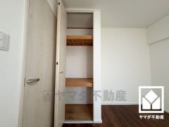 クローゼットは奥行きがあるので、収納力も申し分ありません。