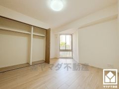 約8.6帖の洋室です。大きなクローゼット付きで整理整頓しやすいです。