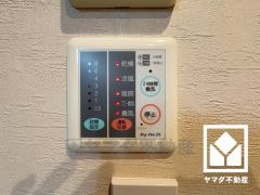 浴室暖房乾燥機付き。真冬の寒い浴室を暖かく、また雨の日の洗濯物の乾燥にと多用途に活躍する機能です。