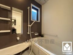 1日の疲れを癒す浴室でゆったりリフレッシュ。小窓が付いているので明るく、こもりがちな湿気もすぐ取り除くことができます。