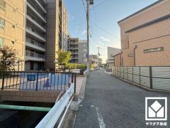 敷地内に駐車場を完備（月額12000円）。重い荷物や雨の日の移動もスムーズで、快適なカーライフを実現。空き状況等は弊社スタッフまでお気軽にお問い合わせください。