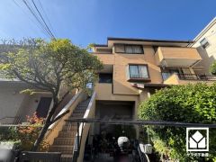 1階・2階ともキッチンには窓がございますので、昼間は手元が明るく、お料理がはかどります。また床下収納庫があり、災害時の非常食や食料品のストックなどを保存できます。