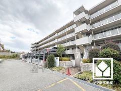 敷地内に出入口ゲート付きの駐車場を完備（月額4800円～6600円）。現在、駐車場に空きがございます。空き状況は変動いたしますので、詳細は弊社スタッフまでお気軽にお問い合わせください。