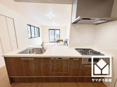 対面式のフラットキッチンなので配膳や片付けがしやすく、お料理中でもお子様の様子が分かって安心です。