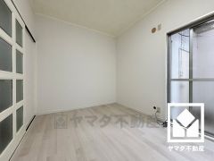 キッチン横のドライエリアには物入があり、アウトドア用品や季節の荷物、趣味の道具もしっかり収納できます。