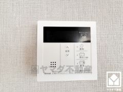 ボタン1つで自動でお湯張りができるオートバス機能付き。追い炊き機能もございますので、いつでも温かいお風呂に入ることができます。