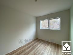 約5.25帖の2階南側洋室です。全居室に窓がございます。明るい陽光がたっぷり差し込む心地よい生活空間です。