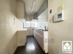 キッチンは空間を有効活用できる壁付けタイプ。窓がございますので、昼間は手元が明るく、お料理がはかどります。備え付けのカップボードがあり、スッキリとした空間が保てます。