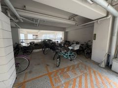 屋内駐輪場なので、雨や風、直射日光から自転車を守ることができます。