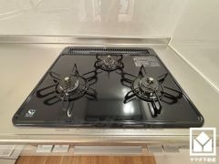 毎日の料理がもっとスムーズに。便利な3口コンロ付きキッチン。