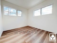 お子様のお部屋などにも丁度良い広さです。2面採光の大きな窓からは明るい光が降り注ぎます。柔らかな光が差し込むお部屋で、快適で落ち着いた生活をお送りいただけます。