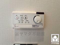 温水洗浄便座付きで、季節を問わずいつでも温かい便座をお使いいただけます。