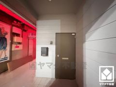 1階住戸の玄関です。スッキリとしたスタイリッシュなデザインのダイヤル錠付きポストが設置されています。