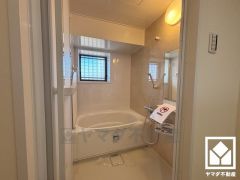 1日の疲れを癒す浴室でゆったりリフレッシュ。小窓が付いているので、こもりがちな湿気もすぐ取り除くことができます。