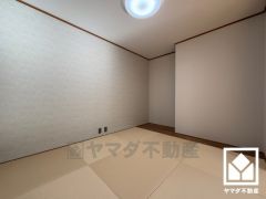 和の趣を大切にしながら、現代のライフスタイルにも調和する美しい琉球畳の和室。シンプルで洗練された空間が、暮らしに心地よいゆとりをもたらします。
