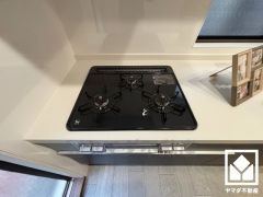 家族のごはん作りがはかどる。同時調理ができる3口コンロ付き。