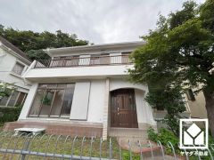 家庭菜園やガーデニングなども楽しめる広々としたお庭がございます。
